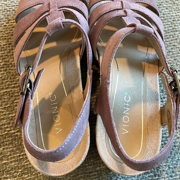 Vionic Tawny Mauve Wedge Sandals NWOT Suede Purple - Picture 11 of 11